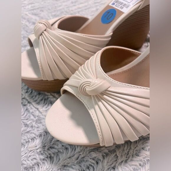 Report Shoes - Women’s Cream Wedge Sandals Size 10